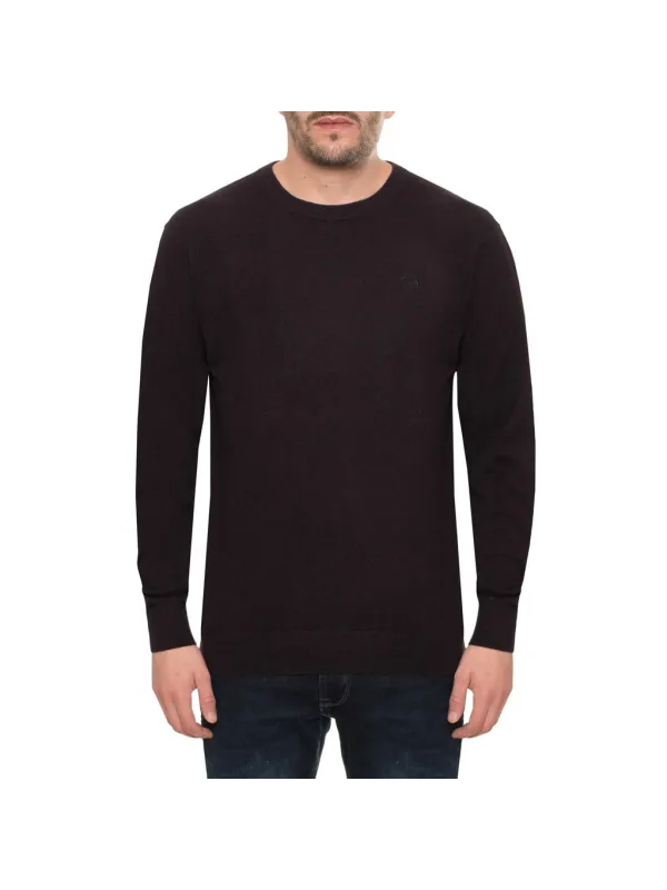 Burgundy Pullover mit schwarzen Jeans Burgundy Pullover mit schwarzen Jeans