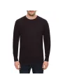 Burgundy Pullover mit schwarzen Jeans