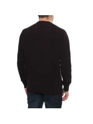 Mann trägt schwarzen Pullover Jeans