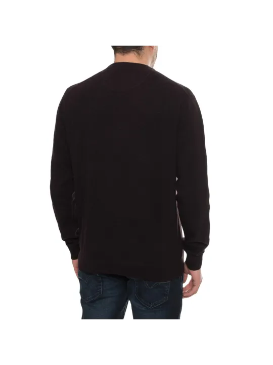 Mann trägt schwarzen Pullover Jeans