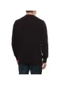 Mann trägt schwarzen Pullover Jeans