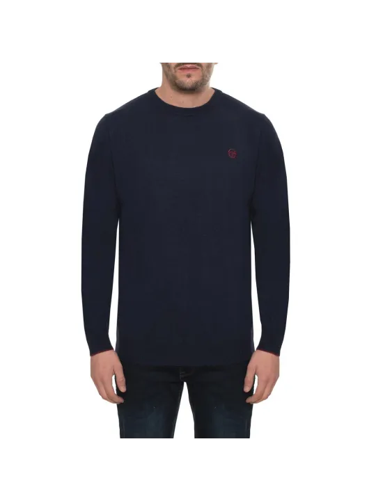 Mann trägt blaues Sergio Tacchini Pullover