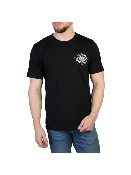 Mann trägt schwarzes Off-White T-Shirt