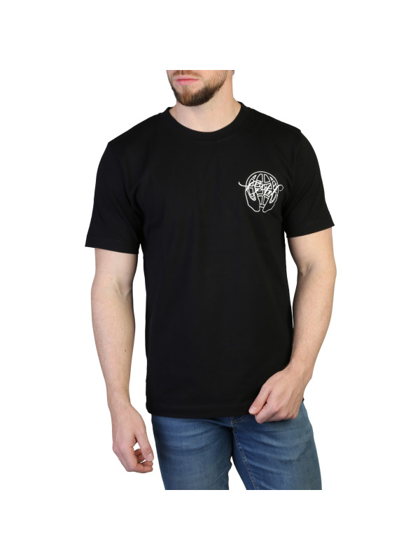 Mann trägt schwarzes Off-White T-Shirt