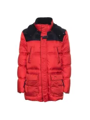 Rote Daunenjacke mit schwarzen Schultern