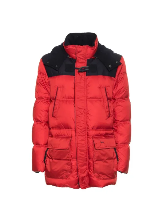 Rote Daunenjacke mit schwarzen Schultern