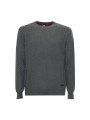 Grauer Strickpullover mit rotem Detail