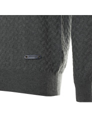 Grauer Strickpullover mit Kabelmuster