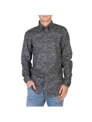 Mann trägt blaues Hemd Jeans