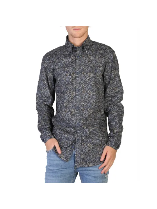 Mann trägt blaues Hemd Jeans