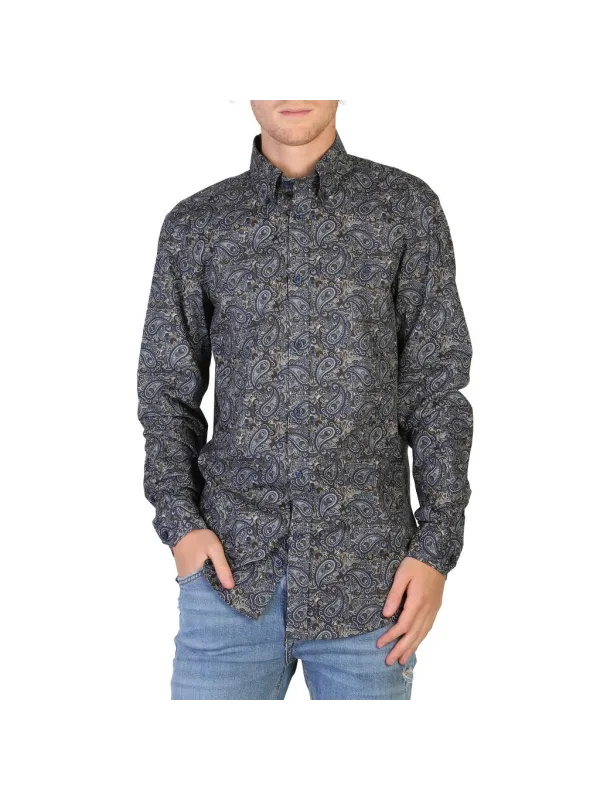 Mann trägt blaues Hemd Jeans Mann trägt blaues Hemd Jeans