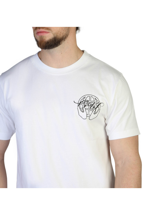 Mann trägt weißes Gesicht-T-Shirt