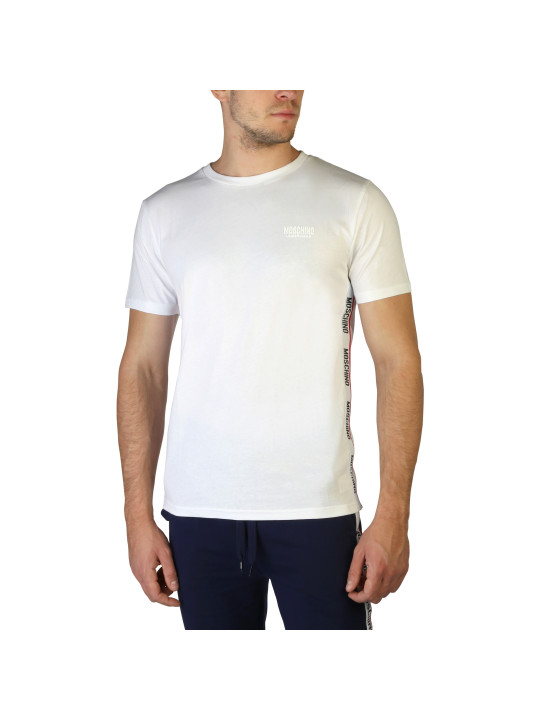 Mann trägt weißes Moschino T-Shirt
