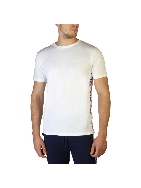 Mann trägt weißes Moschino T-Shirt