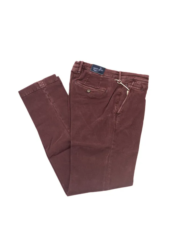 Braune Jacob Cohen Hosen liegen flach Braune Jacob Cohen Hosen liegen flach
