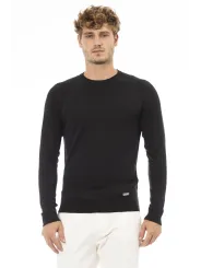 Schwarzer Pullover mit weißer Hose