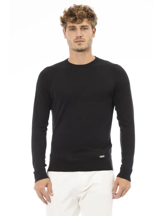 Schwarzer Pullover mit weißer Hose