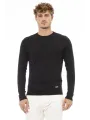 Schwarzer Pullover mit weißer Hose