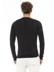 Schwarzer Pullover mit weißer Hose