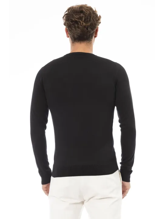 Schwarzer Pullover mit weißer Hose