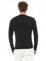 Schwarzer Pullover mit weißer Hose