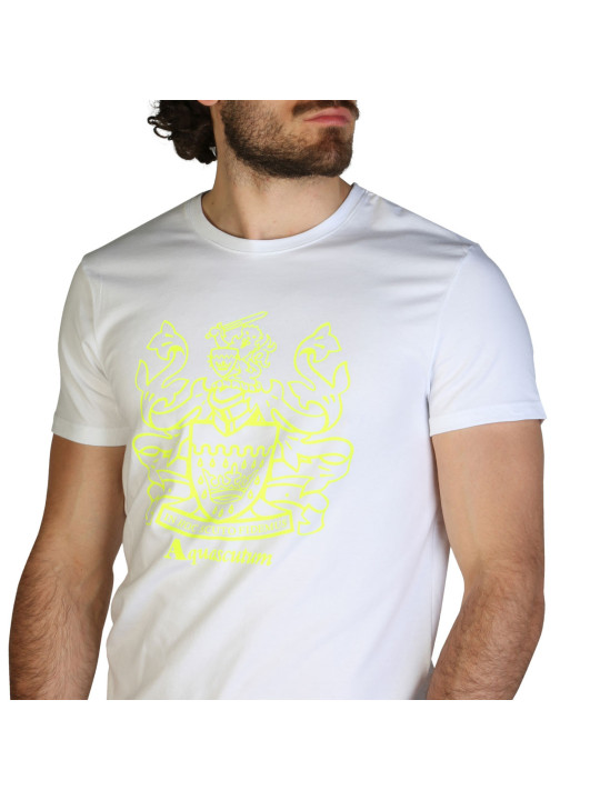 Mann trägt weißes Aquascutum T-Shirt
