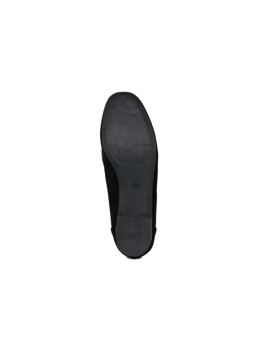 Schwarze Schuhsohle mit Rippenmuster
