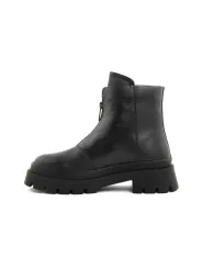 Schwarze Lederstiefel mit klobiger Sohle