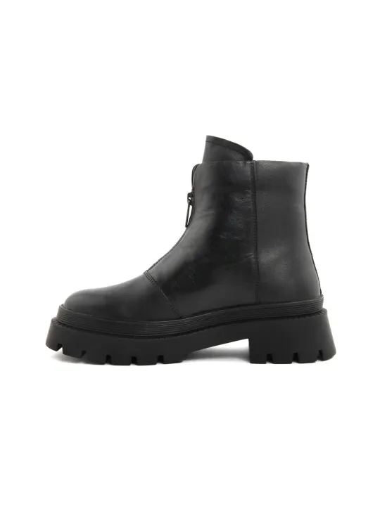 Schwarze Lederstiefel mit klobiger Sohle