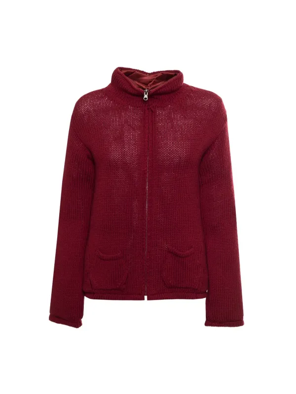 Roter Strickpullover mit Reißverschluss Roter Strickpullover mit Reißverschluss