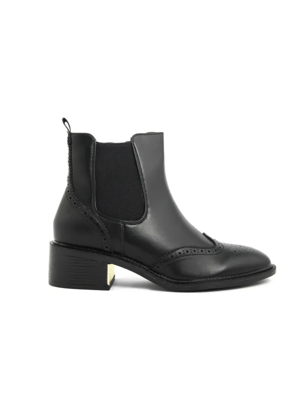 Schwarze Leder-Wingtip-Stiefelette Schwarze Leder-Wingtip-Stiefelette