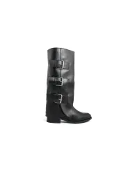 Schwarze Lederstiefel mit silbernen Schnallen