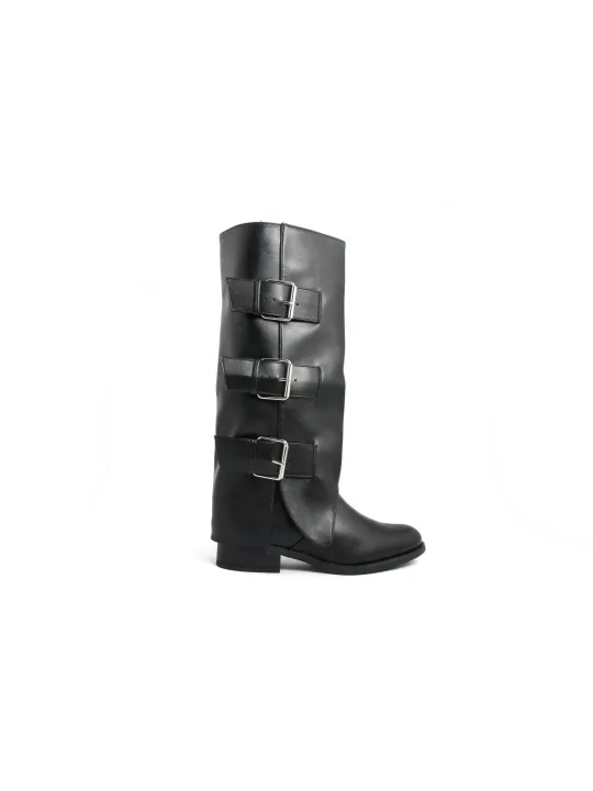 Schwarze Lederstiefel mit silbernen Schnallen