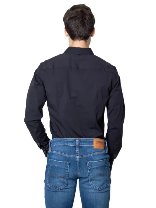 Mann trägt Tommy Hilfiger Hemd