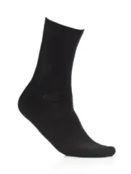Schwarze Socken auf weißem Hintergrund