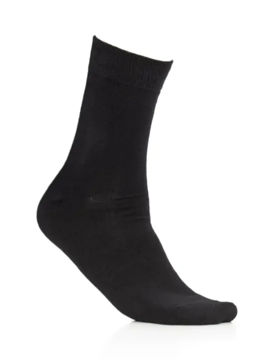Schwarze Socken auf weißem Hintergrund