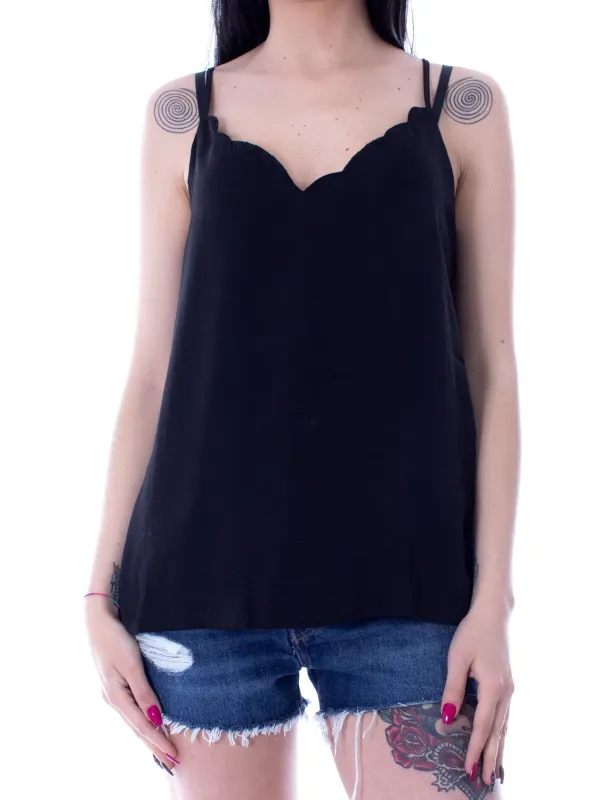 Schwarzes Tanktop mit Jeansshorts