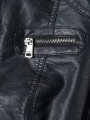 Schwarze Lederjacke mit Silber-Reißverschluss