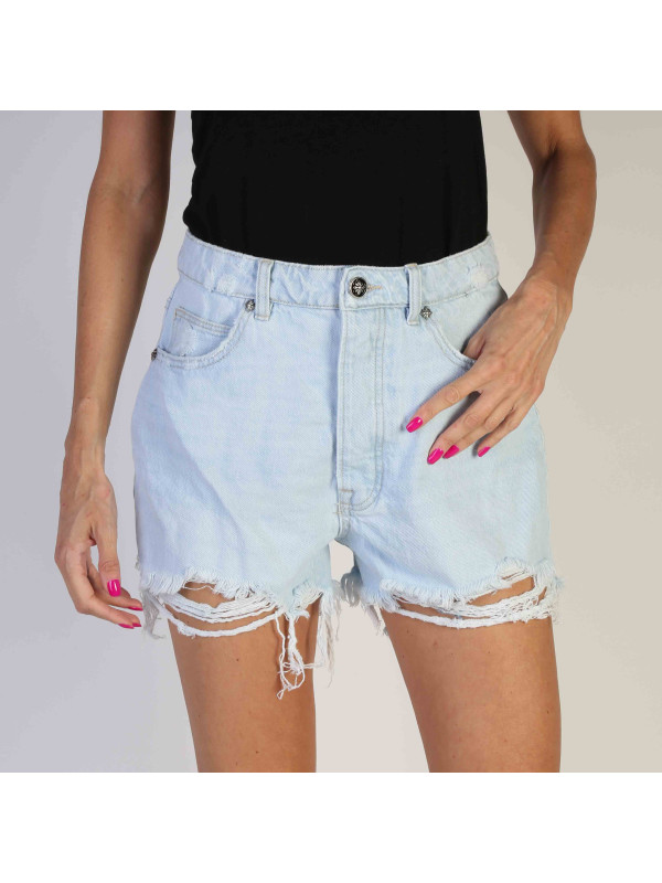 Hellblaue Jeansshorts mit Fransen Hellblaue Jeansshorts mit Fransen