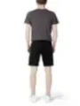 Mann trägt Jack & Jones Shorts