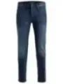 Modell präsentiert blaue Jack & Jones Jeans