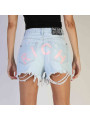 Abgenutzte Denim-Shorts mit pinkem Logo