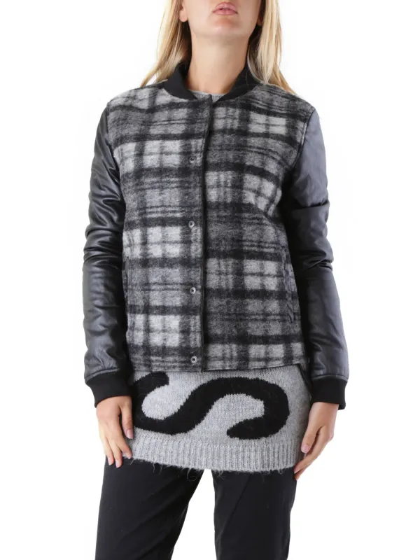 Karo und Lederjacke mit Druckknöpfen Karo und Lederjacke mit Druckknöpfen