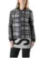 Karo und Lederjacke mit Druckknöpfen