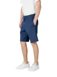Mann trägt blaue Replay-Bermudas