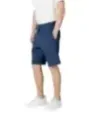 Mann trägt blaue Replay-Bermudas