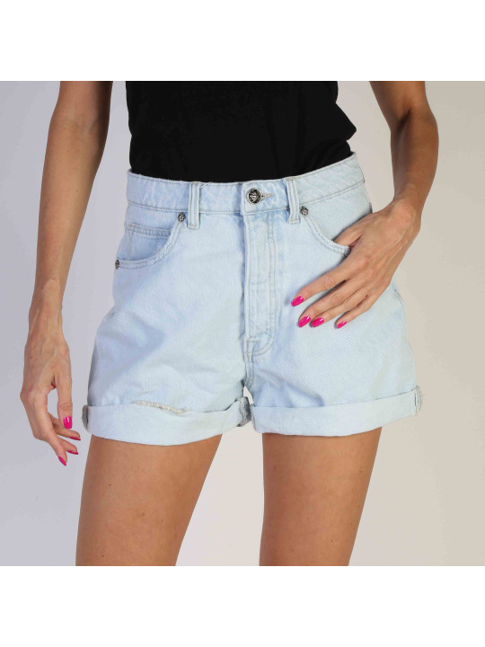 Blaue Denim-Shorts mit schwarzem Top