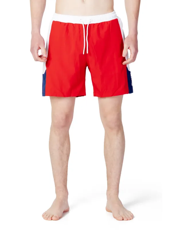 Rote Fila Badehose am Mann Rote Fila Badehose am Mann