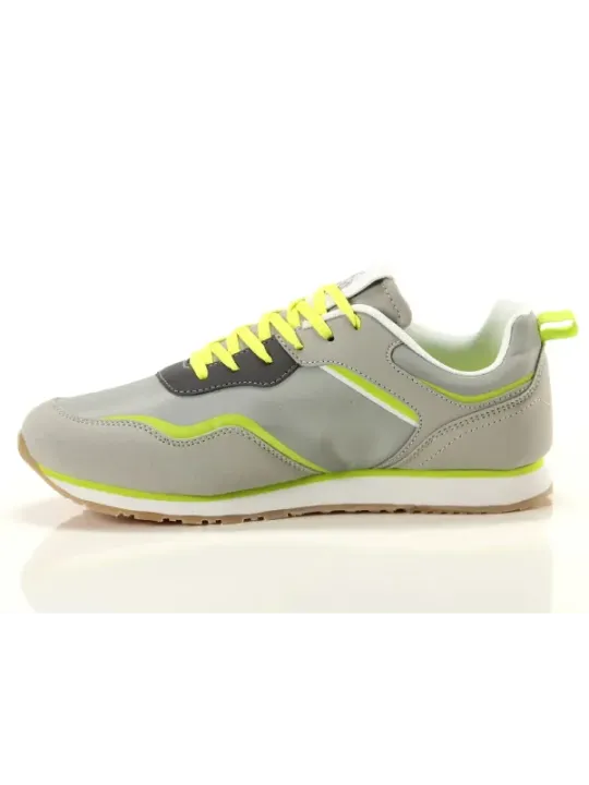 Graue, grüne und weiße Sneakers.