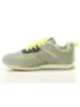 Graue, grüne und weiße Sneakers.